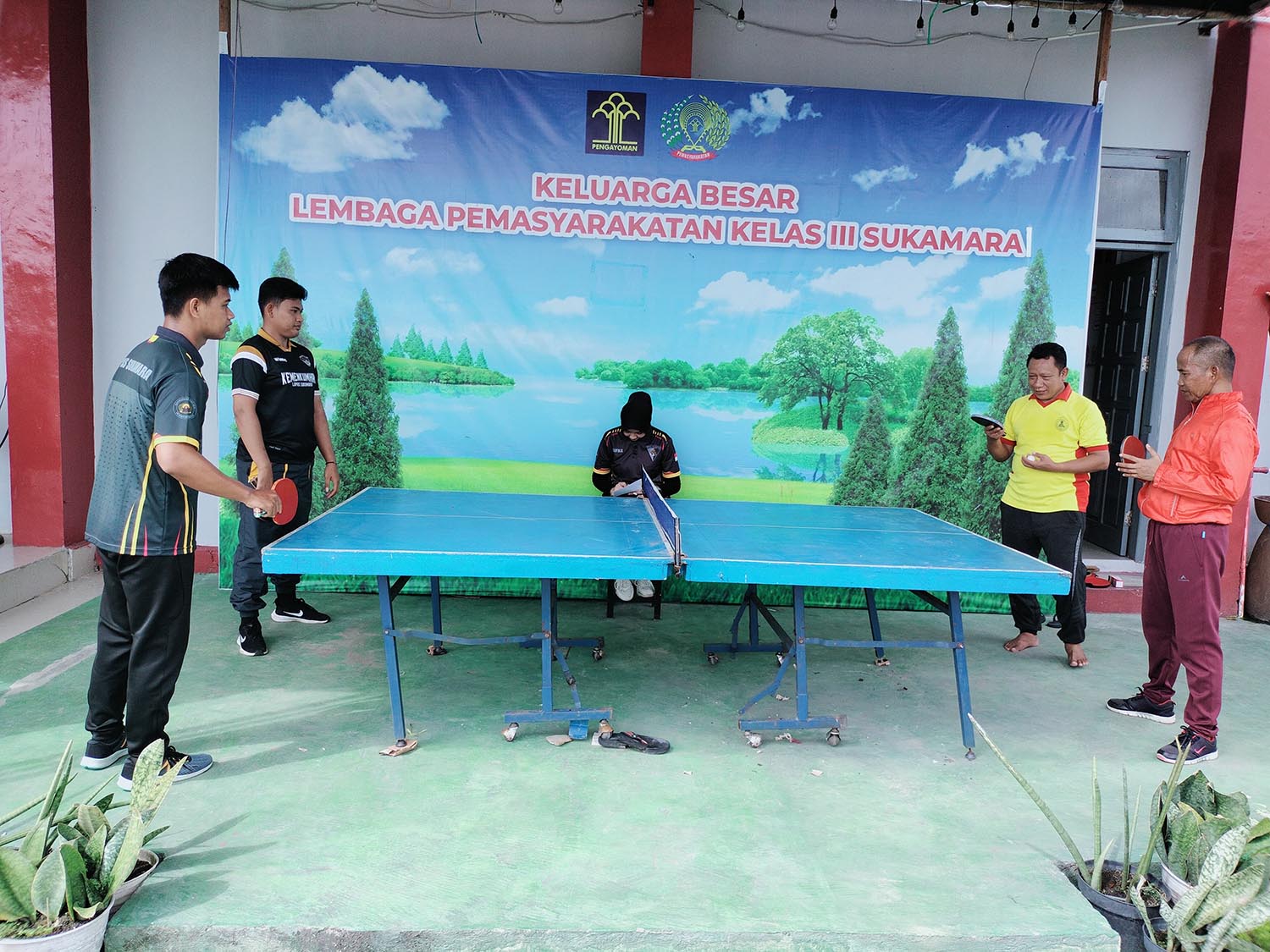 OLAHRAGA: Pertandingan olahraga digelar di Lapas Sukamara yang diikuti oleh petugas dan narapidana. (FAUZIANNUR/RADAR SAMPIT)