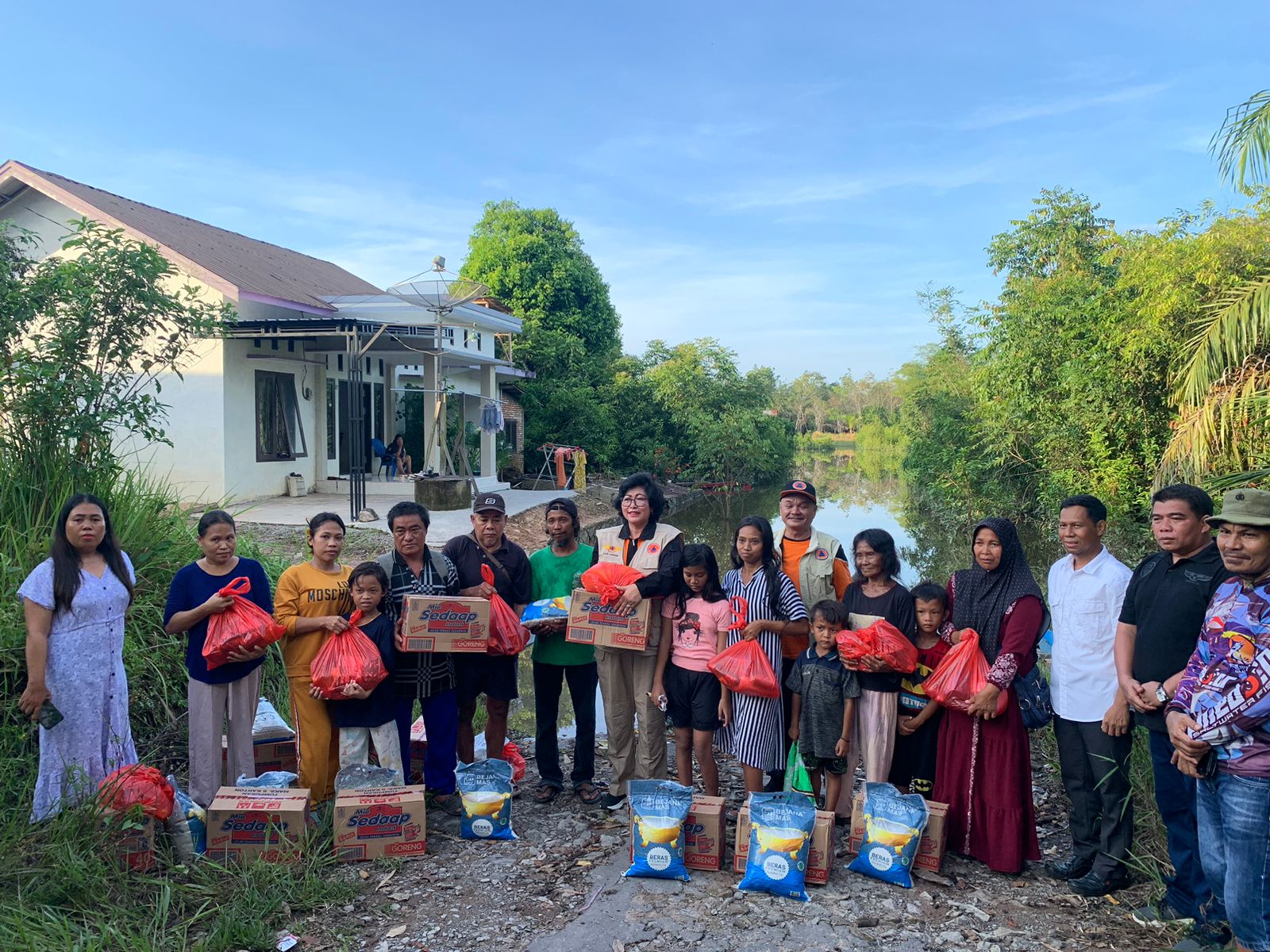 KUNJUNGAN: Pj Bupati Lamandau Lilis Suriani saat menyalurkan bantuan terhadap warga terdampak banjir di Kelurahan Nanga Bulik, Minggu (28/4/2024).  &nbsp;
