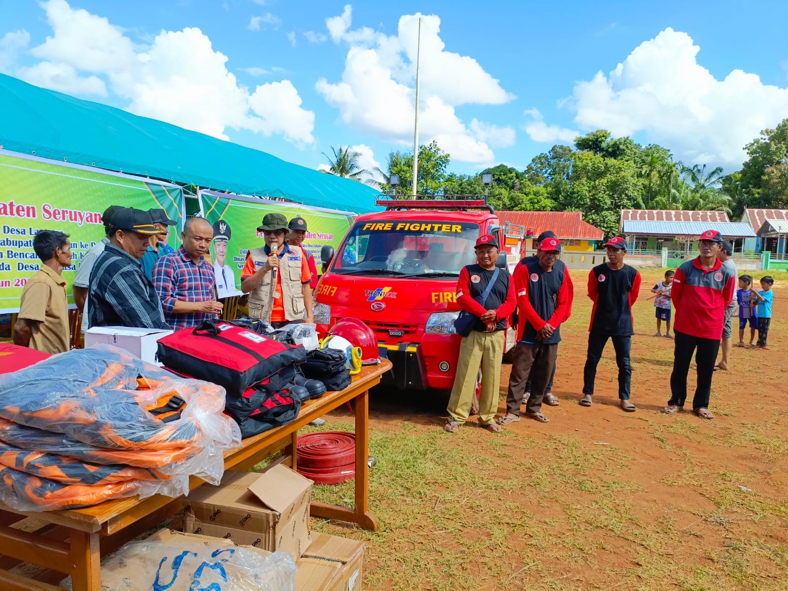 M.RIFANI DEWANTARA/RADAR SAMPITBANTUAN: Dua desa menerima bantuan peralatan pemadam kebakaran (damkar) dari BPBD Seruyan.