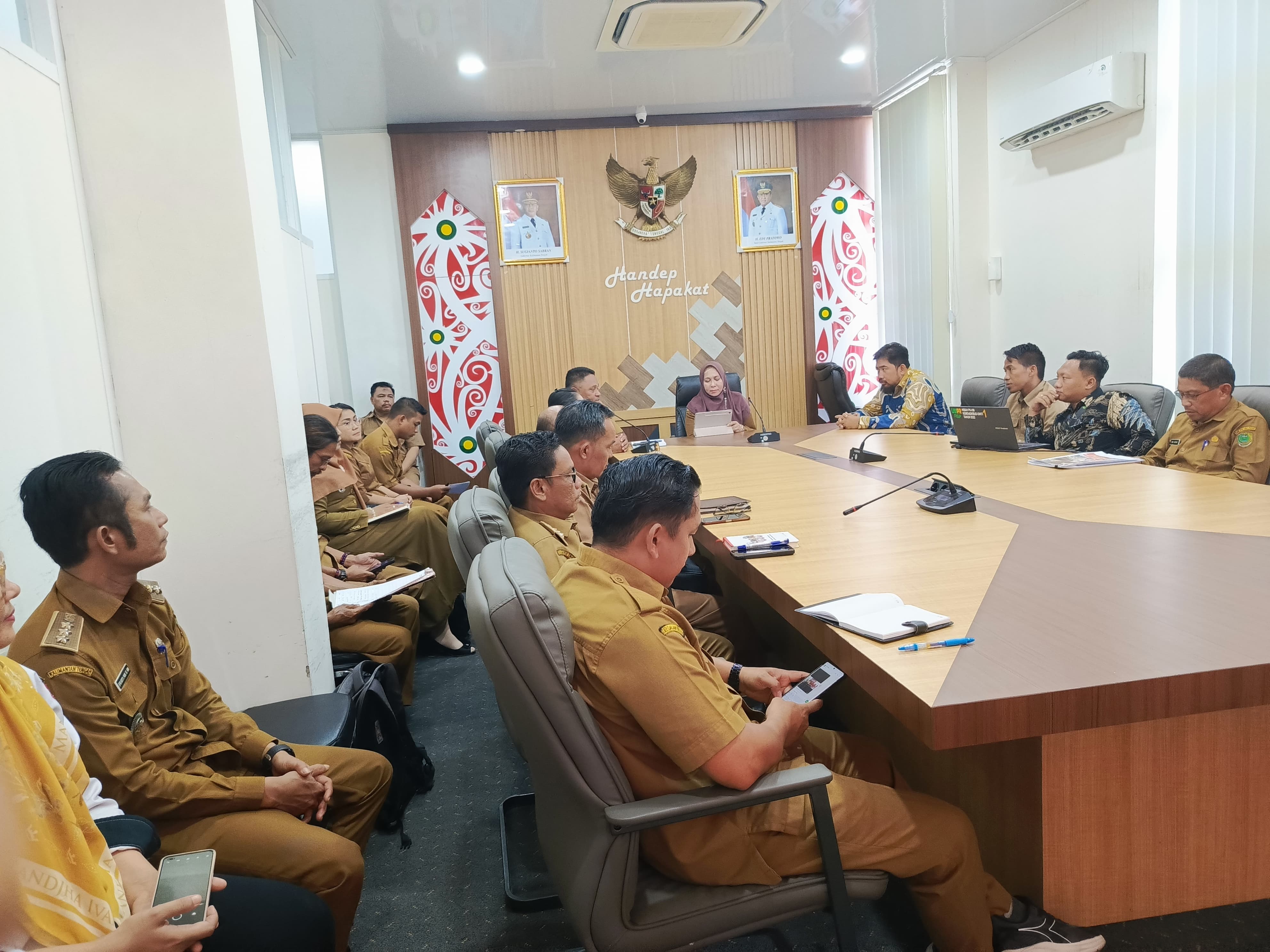 LINTAS OPD:  Rapat Koordinasi pansel penerima beasiswa melalui ADD di Aula Banama Tingang, Kantor Bupati Pulang Pisau. (Deny/Radar Sampit)
