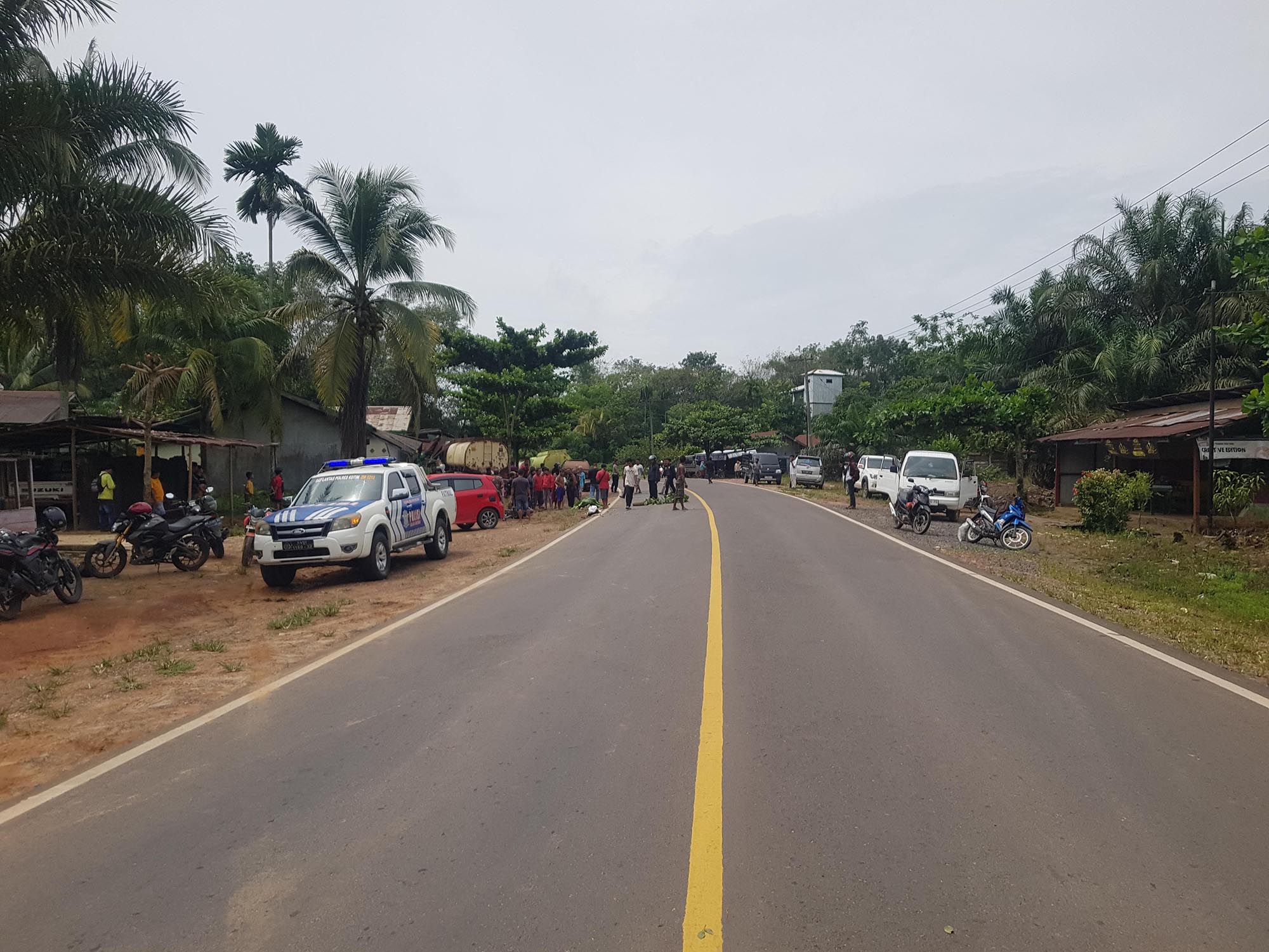 JALUR BERBAHAYA: Petugas Lalu Lintas Polres Kotim saat mengevakuasi jasad pemotor yang tewas di Jalan Jenderal Sudirman, Kecamatan Telawang, Kotim, Jumat (3/5/2024) siang.
