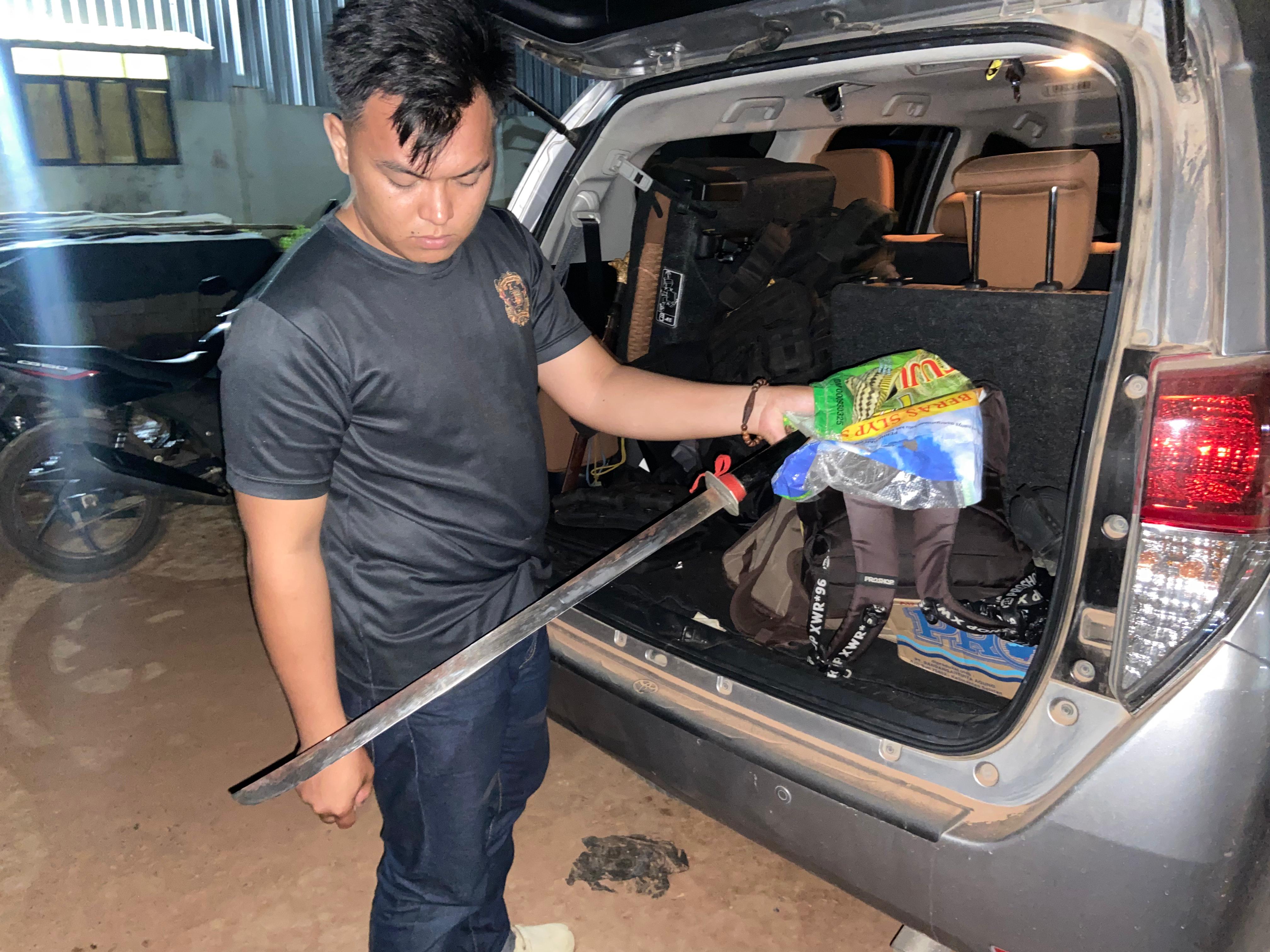 PEMBACOKAN: Katana milik pelaku disita sebagai barang bukti. (ISTIMEWA/RADAR SAMPIT)