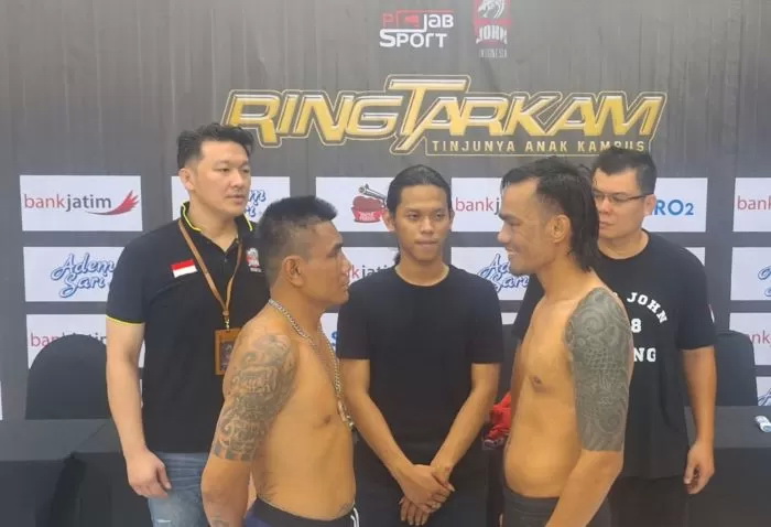 MENCARI BIBIT: Petinju mantan juara kelas ringan UBO Intercontinental Roy Tua Manihuruk (kanan) akan berhadapan dengan petinju Thailand Wanphichit Siriphana di Maspion Square, Surabaya, Sabtu (11/5)