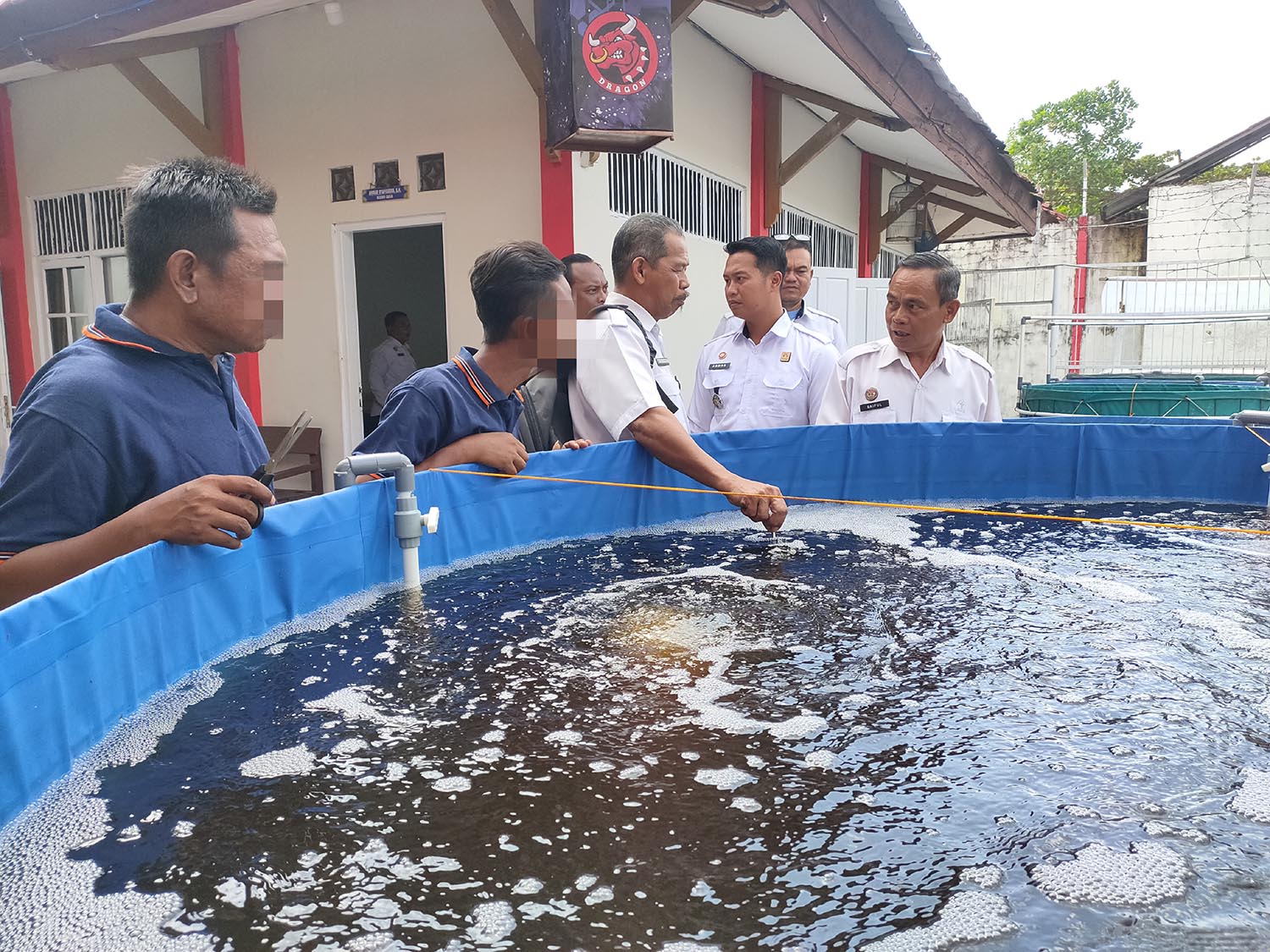 BIOFLOK: Dinas Perikanan Kotawaringin Timur mendampingi pelatihan budidaya ikan dengan sistem bioflok di Lapas Kelas IIB Sampit, baru-baru ini. (YUNI/RADAR SAMPIT)