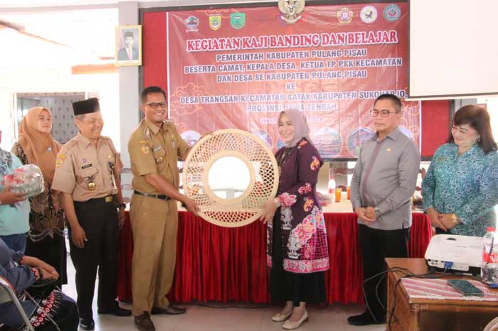 KAJI BANDING: Kerajinan rotan khas Desa Sukoharjo yang diserahkan kepada Pj Bupati Nunu Andriani.