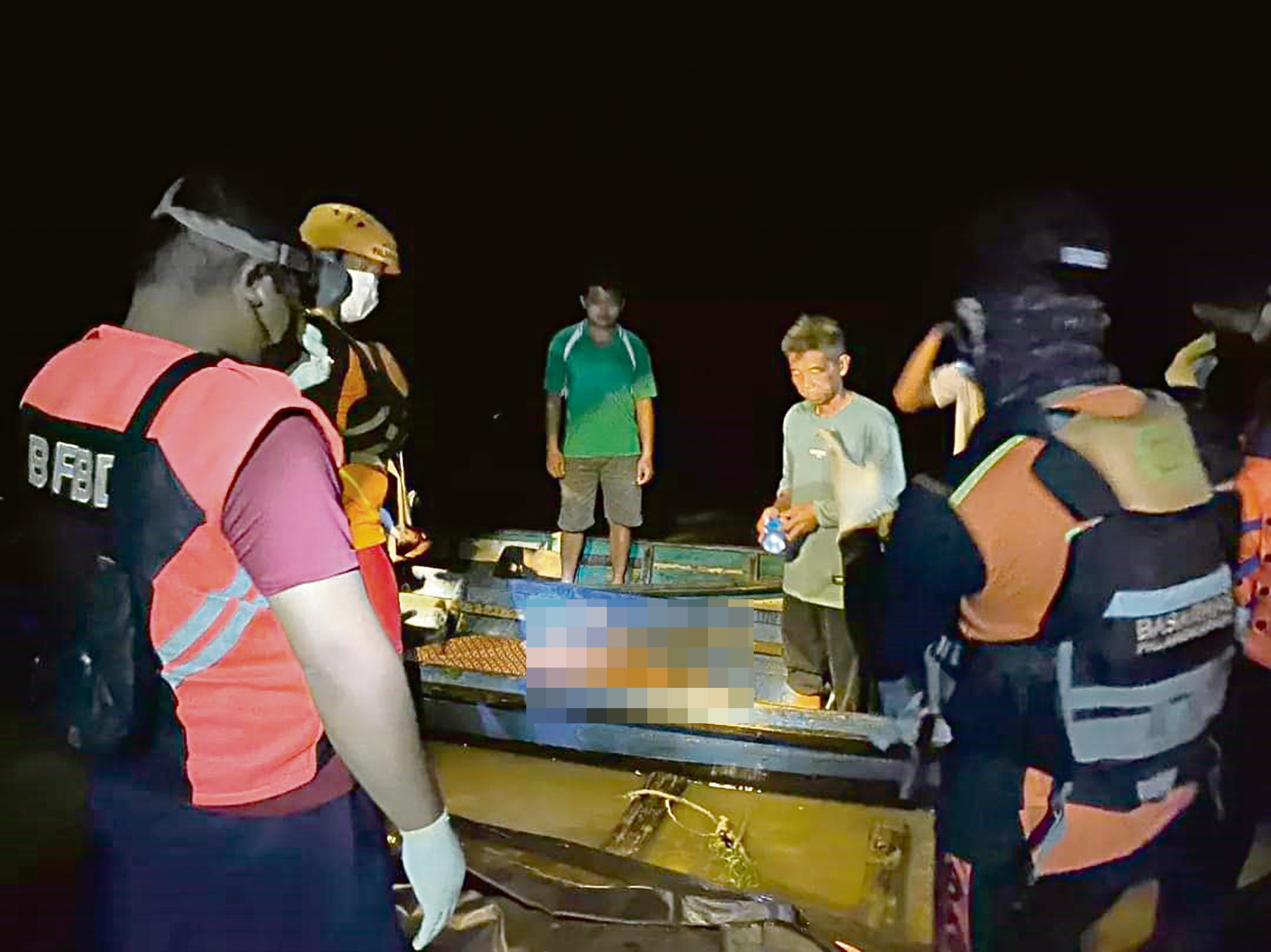 EVAKUASI: Tim SAR gabungan mengevakuasi korban tenggelam di Sungai Katingan, perairan Desa Tarusan Danum, Kecamatan Tewang Sanggalang Garing, Senin (13/5/2024) dini hari.