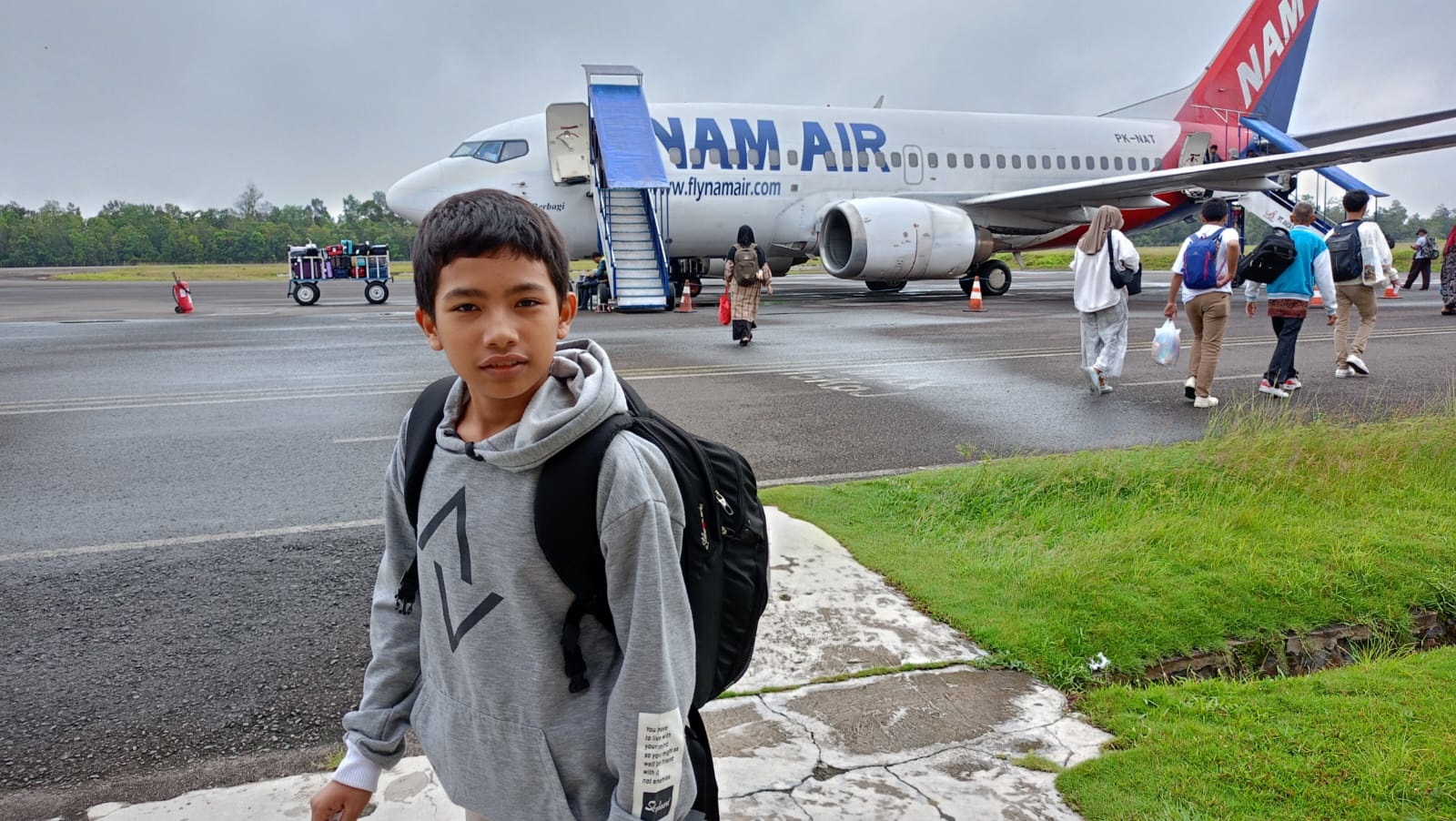 PENERBANGAN: Seorang pelajar sedang bersiap naik Nam Air dari Bandara Iskandar Pangkalan Bun menuju Bandara Ahmad Yani Semarang baru baru ini.