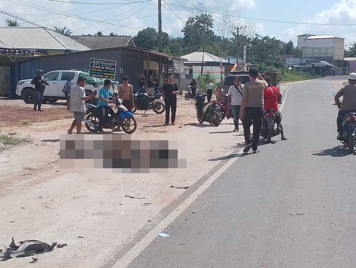 KECELAKAAN: Korban kecelakaan sebelum dievakuasi dari lokasi kejadian Jalan Jenderal Sudirman, kilometer 87, Kecamatan Telawang, Kotim, Kamis (16/5) siang. ISTIMEWA/RADAR SAMPIT