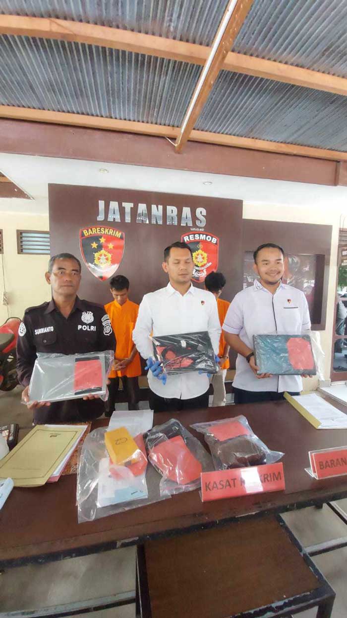 PENCURIAN: Kasat Reskrim Palangka Raya Kompol Ronny Nababan (tengah) memperlihatkan barang bukti kejahatan tiga pelaku pencurian yang beraksi di kantor PLN Icon Plus. DODI/RADAR PALANGKA