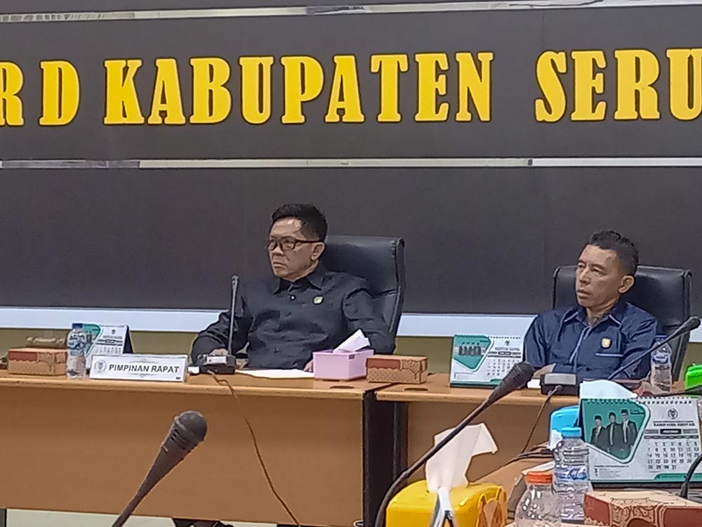 RAPAT: &nbsp;Wakil Ketua I DPRD Kabupaten Seruyan, Bambang Yantoko (sebelah kiri) ketika memimpin rapat di gedung dewan, baru-baru tadi. (RIFANI DEWANTARA/RADAR SAMPIT)