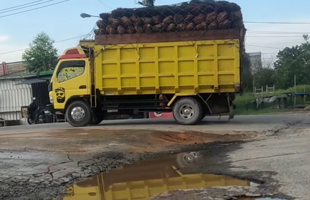 CARI AMAN: Truk bermuatan buah kelapa sawit terpantau melawan arus di jalan arah jembatan Sungai Arut, Kelurahan Baru, Kecamatan Arsel, Kabupaten Kobar, belum lama tadi.