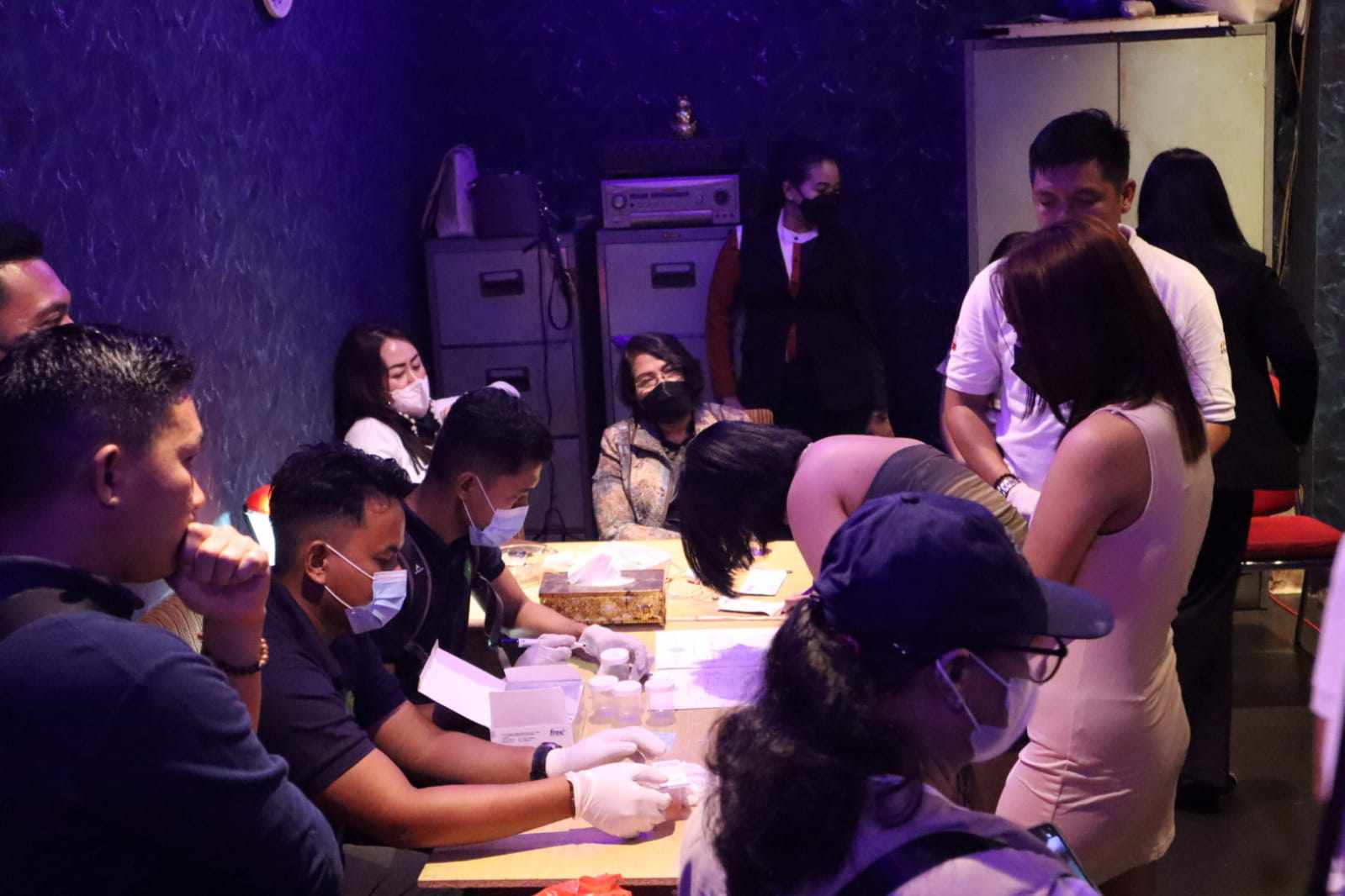 RAZIA: Tim gabungan BNNP Kalteng)bersama Polda Kalteng, TNI dan Satpol PP saat menggelar razia dan tes urine di sejumlah tempat hiburan malam di Kota Palangka Raya, Minggu (19/5) dini hari.