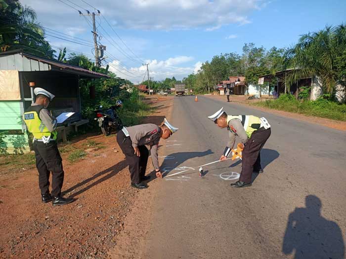 OLAH TKP: Unit Gakkum Satlantas Polres Kotim melaksanakan olah TKP kecelakaan yang menewaskan satu keluarga di Parenggean, Kotim, Senin (20/5). ISTIMEWA/RADAR SAMPIT