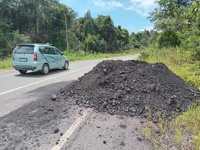 BERBAHAYA: Tumpukan batu bara yang ditaruh di pinggir jalan Kuala Kurun-Palangka Raya, tepatnya di Desa Petak Bahandang, Kecamatan Kurun, Senin (20/5).