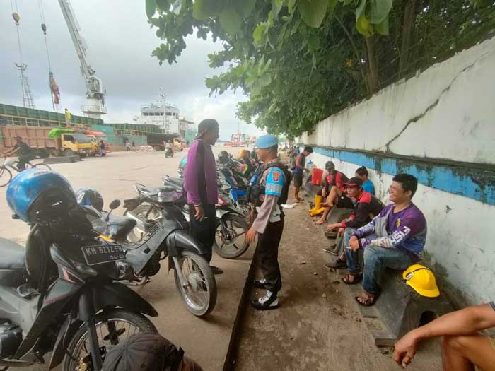 PATROLI: Personel Polsek KPM patroli dan berinteraksi dengan masyarakat di Pelabuhan Sampit, Selasa (21/5). ISTIMEWA/RADAR SAMPIT
