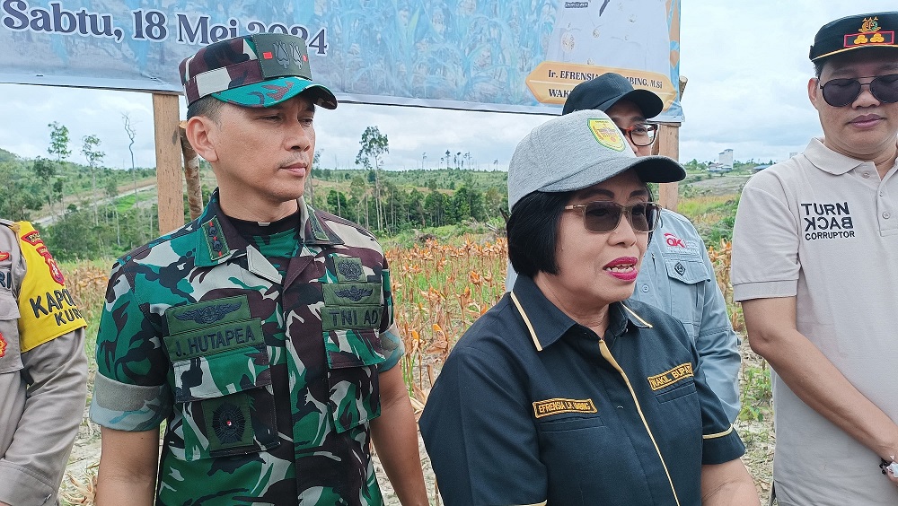 Wakil Bupati Gumas Efrensia LP Umbing didampingi Dandim 1016/Plk Letkol Korps Artileri Pertahanan Udara Jimmy Hutapea dan Kajari Sahroni, ketika diwawancarai awak media, pekan lalu.