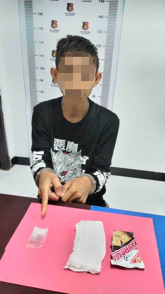 NARKOBA : Pelaku MR diamakan di Mapolsek Baamang beserta barang bukti narkoba, Senin (20/5) malam. ISTIMEWA/RADAR SAMPIT