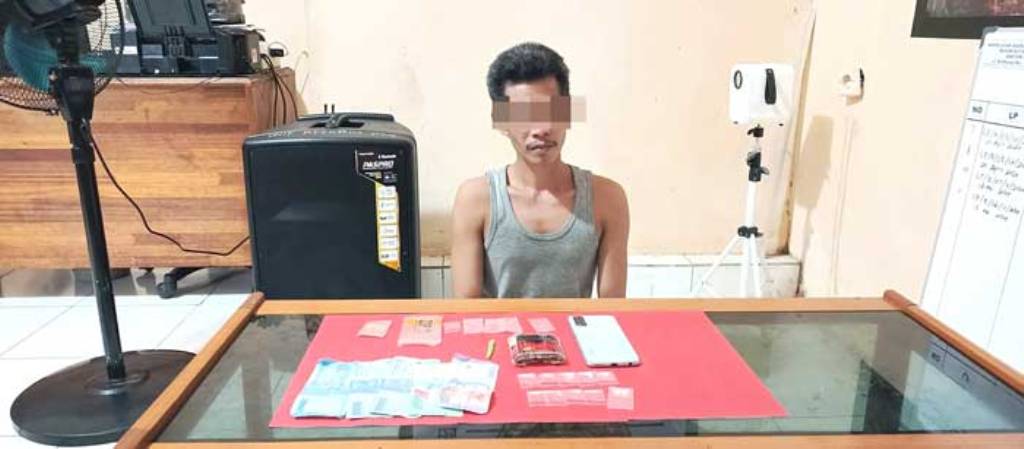 NARKOBA: Pelaku RS (35) bersama barang bukti narkoba diamankan di kantor polisi. ISTIMEWA/RADAR SAMPIT