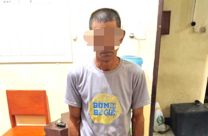 NARKOBA : Pelaku MP (53) bersama barang bukti narkoba diamankan di Mapolsek Antang Kalang, Kotawaringin Timur. ISTIMEWA/RADAR SAMPIT