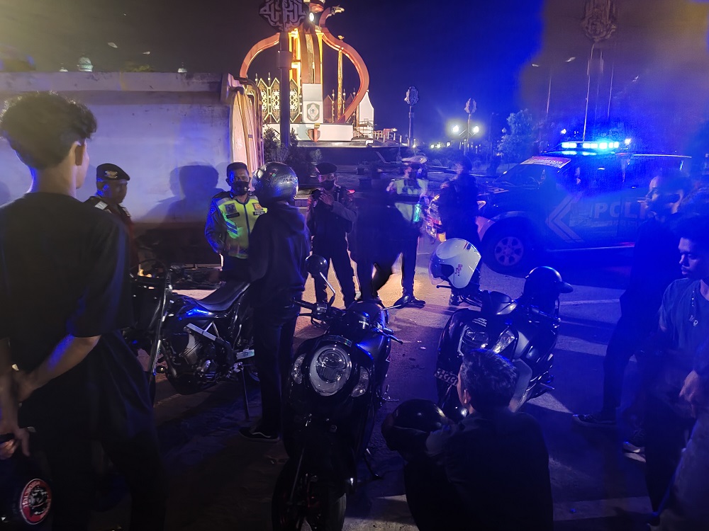 Petugas gabungan kepolisian saat mencek bawaan pengendara motor yang nongkrong di Bundaran Balanga, Sampit, belum lama ini.