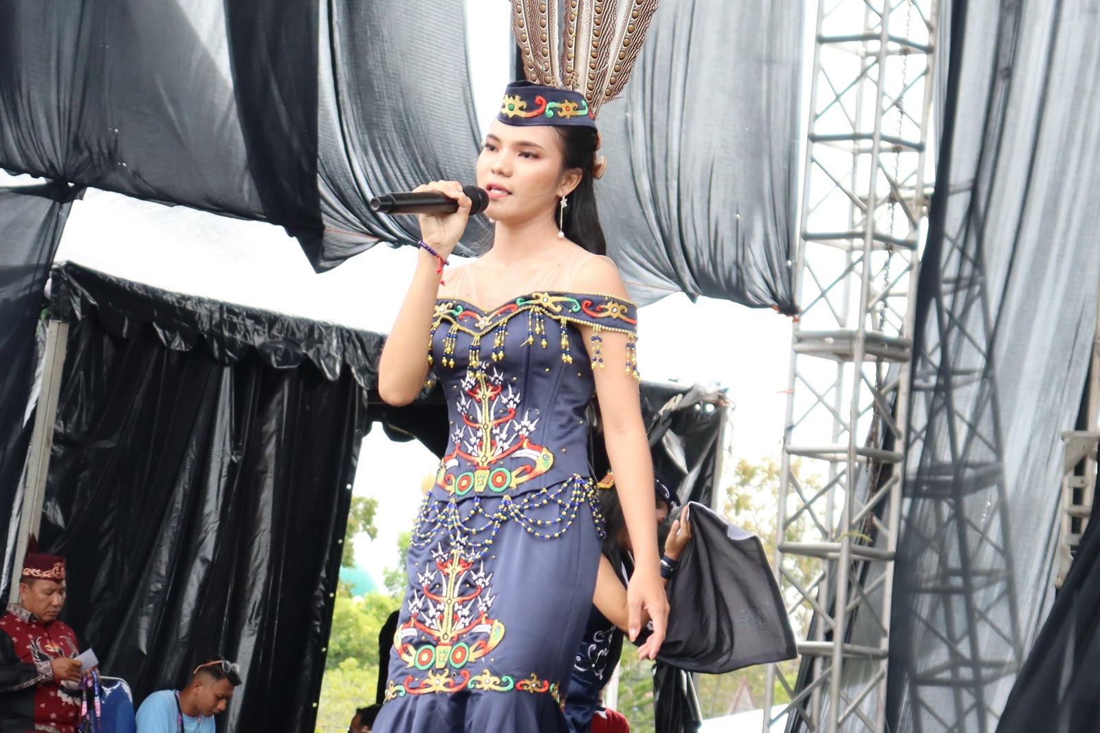 JUARA: Penyanyi Karungut Putri Seni Hartati saat tampil pada lomba karungut, Festival Budaya Isen Mulang (FBIM) di GOR Serbaguna Palangka Raya, Selasa (21/05/2024). (FBIM/Radar Sampit)
