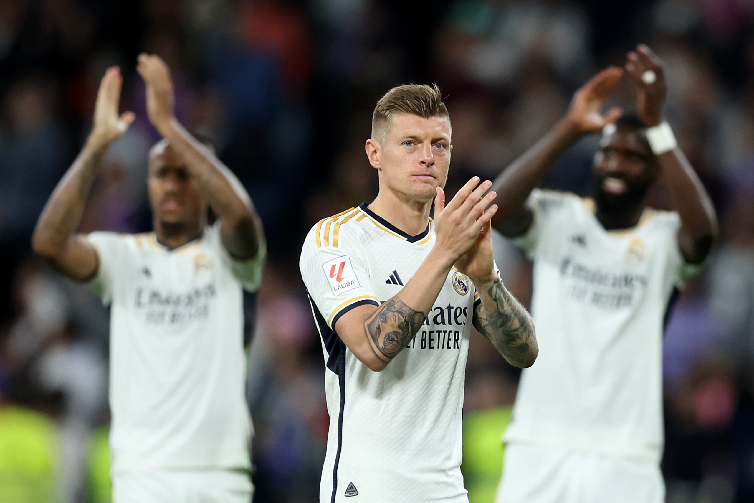 Toni Kroos saat menyapa para supporter Real Madrid, di pentas Liga Spanyol, baru-baru tadi.