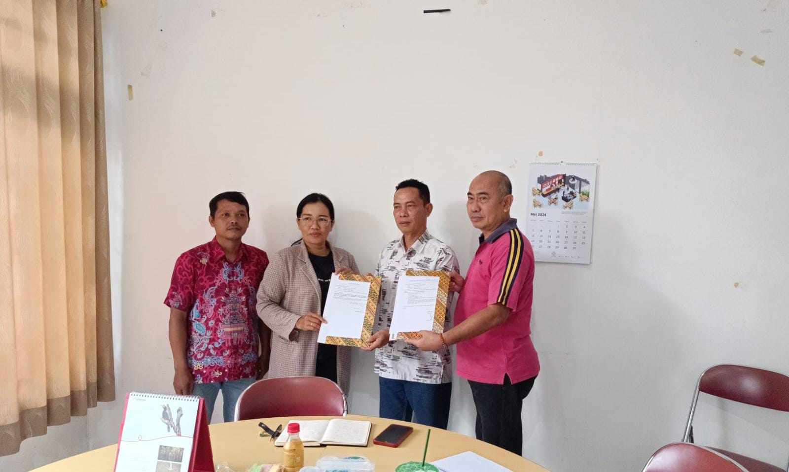 MENDAFTAR: Muhammad Zainal mendaftar bakal calon Ketua PWI Kalteng dan Ririen Binti sebagai calon Ketua Dewan Kehormatan Provinsi Kalteng periode 2024-2029. (DODI/RADAR RAMPIT)
