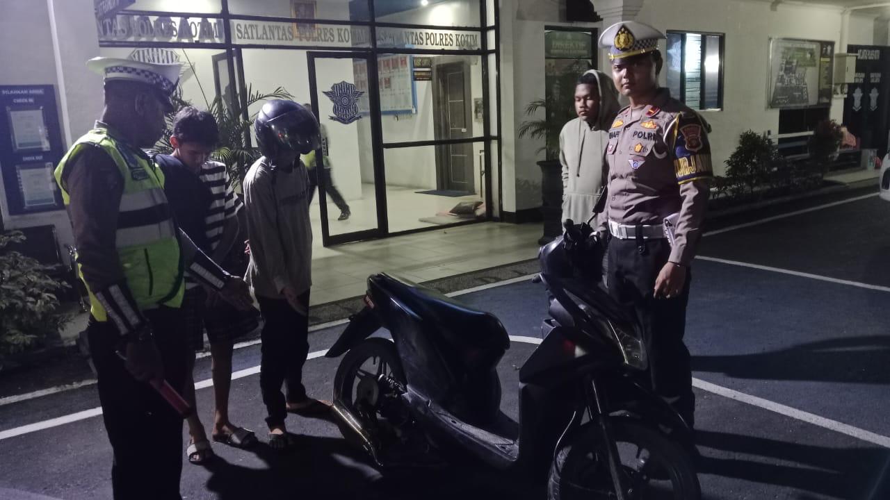 Petugas Polantas Polres Kotim saat menjaring tiga kendaraan motor balap liar, di kawasan Taman Kota Sampit, Minggu (26/5) dini hari.