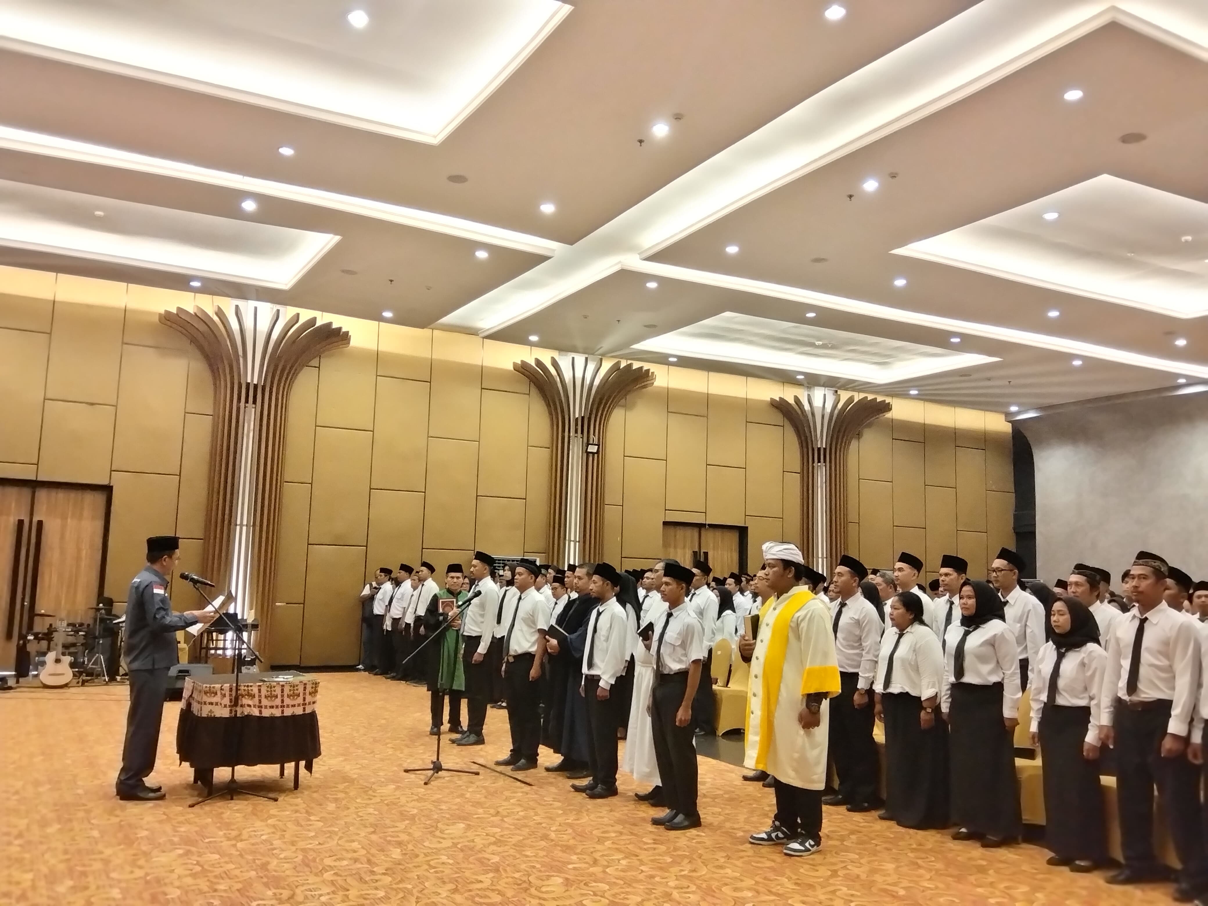 Proses pelantikan PPS se Kabupaten Kobar pada Minggu (26/5/2024) (Syamsudin/Radar Sampit)