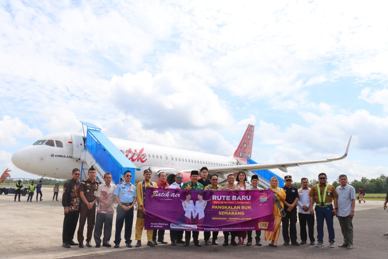 PENERBANGAN: Pj Bupati Kobar Budi Santosa menyambut rombongan Batik Air di Bandara Iskandar dalam acara penerbangan perdana rute Pangkalan Bun - Semarang, Minggu (26/5/2024).