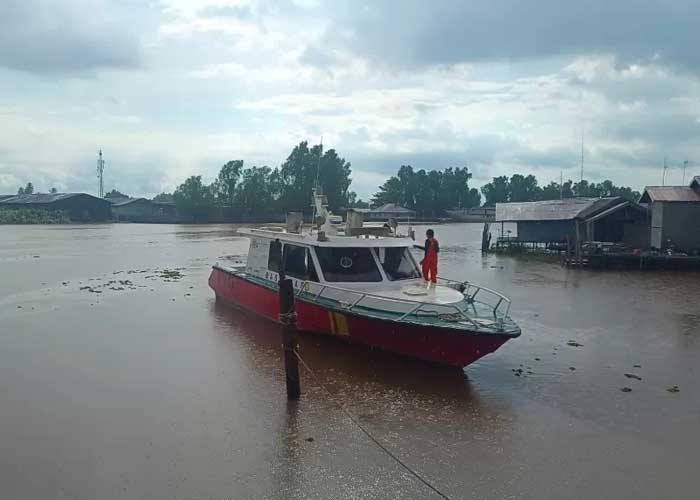 PENCARIAN: Tim SAR gabungan mencari korban di Muara Tabunganen, Sungai Barito. (FOTO: BASRNAS UNTUK RADAR BANJARMASIN)