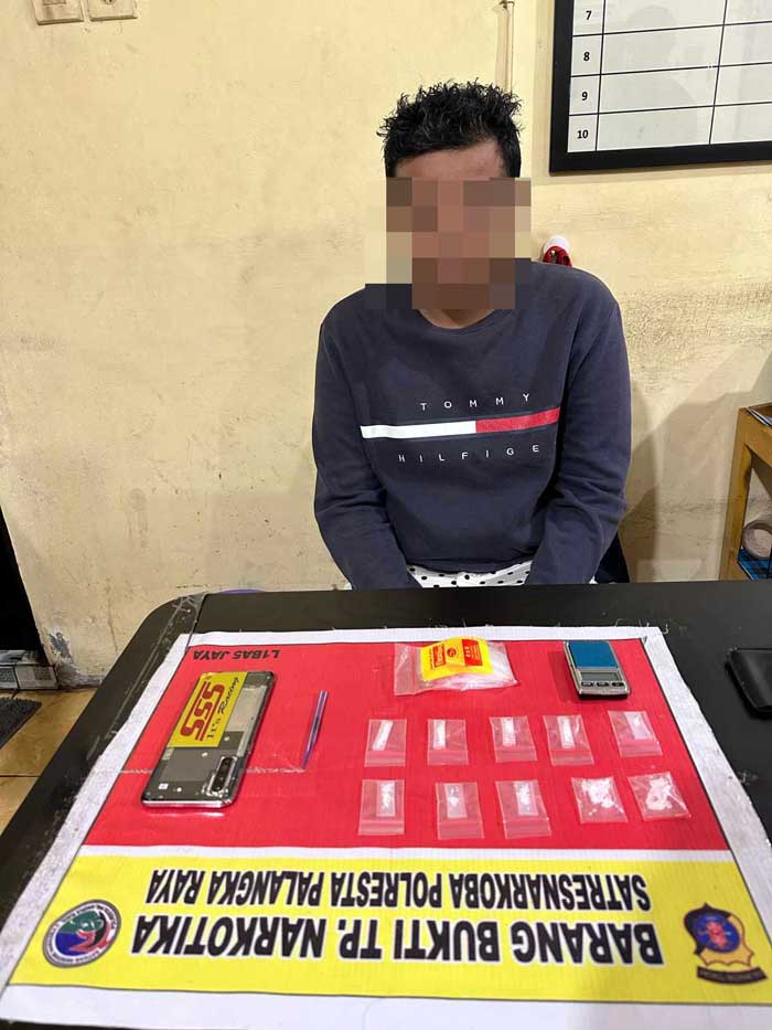 NARKOBA : Edi Purnomo (27) bersama barang bukti narkoba diamankan di Mapolresta Palangka Raya. ISTIMEWA/RADAR PALANGKA