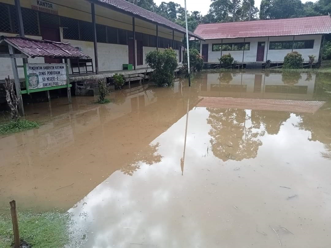 Banjir yang merendam lingkungan salah satu SD Negeri di Kecamatan Katingan Hulu