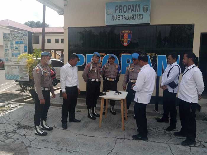 PEMERIKSAAN : Personel  Propam Polresta Palangka Raya melaksanakan pemeriksaan senjata api (senpi) dinas anggota, Senin (3/6). ISTIMEWA/RADAR PALANGKA