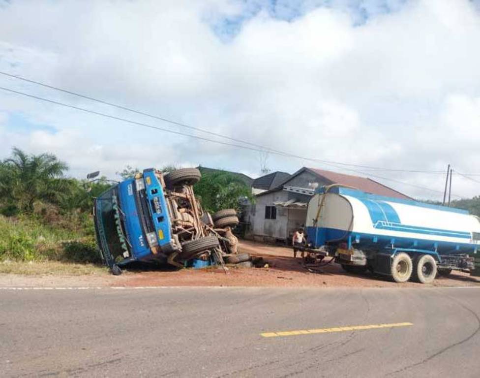 PERISTIWA : Truk tangki KH 8133 GK bermuatan CPO terguling di bahu Jalan Tjilik Riwut, Kota Besi. ISTIMEWA/RADAR SAMPIT