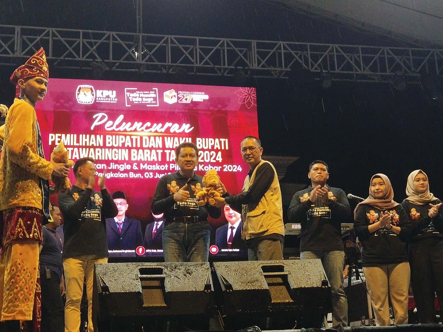 MASKOT PILKADA: Ketua KPU Kobar Chaidir menyerahkan boneka maskot Pilkada Kobar 2024 berupa orang utan kepada Pj Bupati Kobar Budi Santosa, Senin (3/6/2024) malam.