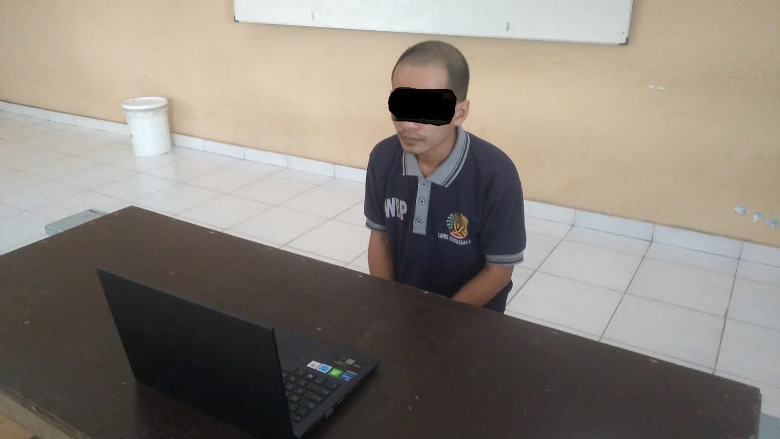 PESAKITAN: Terdakwa penganiayaan saat menjalani proses hukum dan mulai disidang di PN Nanga Bulik.