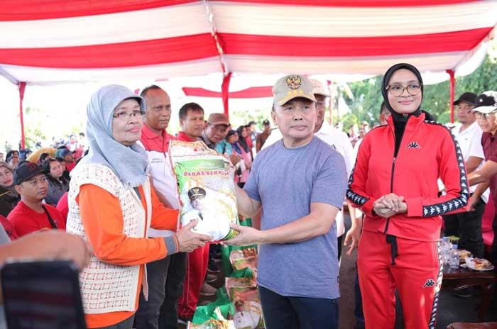 Gubernur Kalteng Sugianto Sabran saat mengawali pasar murah di lingkup Pemprov Kalteng,  yang digelar di halaman Rumah Jabatan Gubernur Kalteng, (9/6).