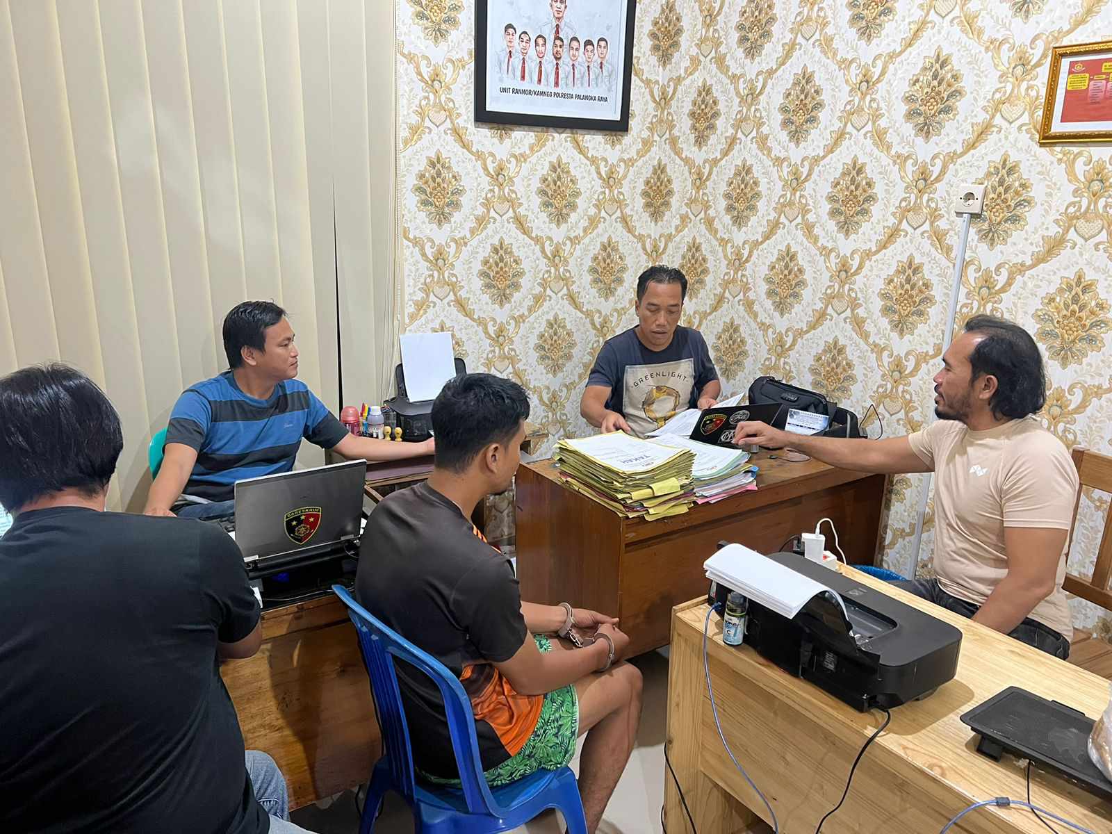 DIPERIKSA: Afri Juanto (30) saat berurusan dengan aparat kepolisian di Polresta Palangka Raya, lantaran sebelumnya mengancam salah satu warga dengan celurit.