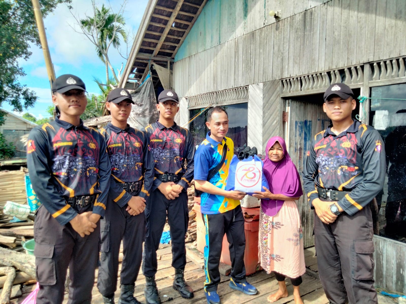 BAKTI SOSIAL: Penyaluran bantuan sembako kepada warga, oleh Personel Polres Seruyan, (15/6)