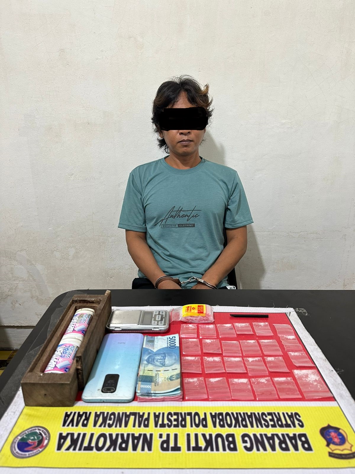 TERSANGKA: Ronny Ramadani alias Ronny (40), yang diamankan di Polresta Palangka Raya bersama sejumlah paket siap jual, berisi narkoba jenis sabu, dan barang bukti lainnya.