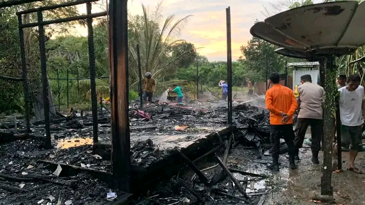 DISELIDIKI: Kondisi rumah warga di Desa Tarung Manuah yang hangus terbakar, setelah api berhasil dipadamkan petugas gabungan, Senin (24/6).
