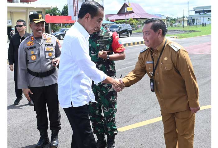 BANGGA: Bupati Kotim Halikinnor menyambut langsung kedatangan Presiden RI Joko Widodo saat mendarat di Bandara Haji Asan Sampit, Rabu (26/6).