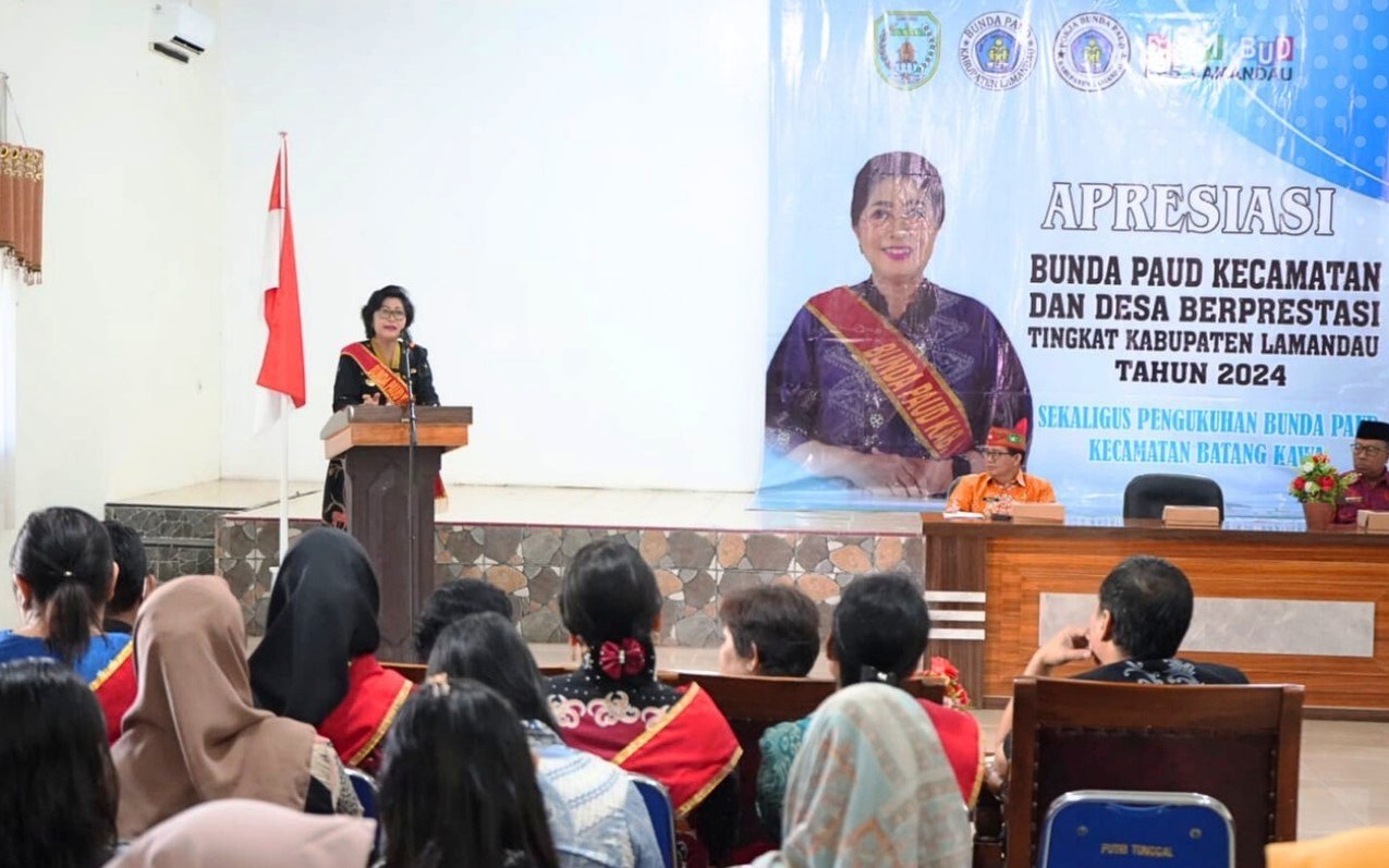 BERI SAMBUTAN: Bunda PAUD Lamandau Lilis Suriani saat paparan, dalam sebuah acara, baru-baru tadi.