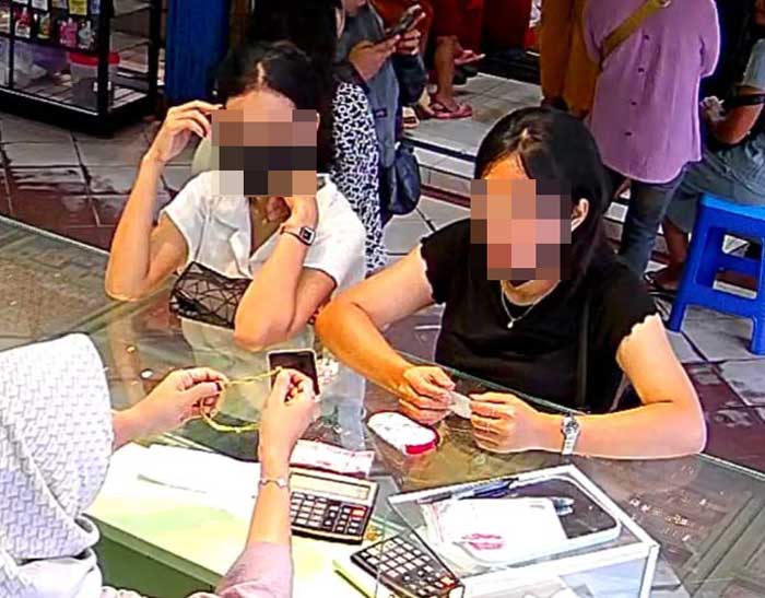 PENIPUAN : Dua orang wanita muda terekam kamera CCTV saat menawarkan kalung emas bercampur tembaga di PPM, Sampit, Sabtu (29/6) lalu.ISTIMEWA/TANGKAPAN LAYAR
