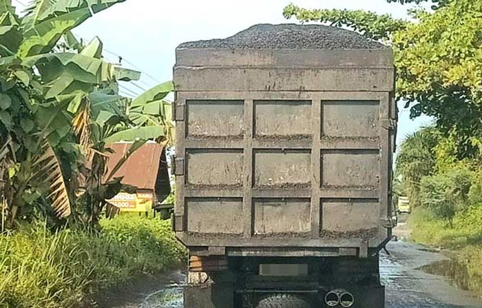 KELEBIHAN MUATAN: Truk bermuatan cangkang sawit yang berlebihan muatan di Jalan HM Arsyad, Kecamatan Mentaya Hilir Utara, Kotim, Minggu (30/6).