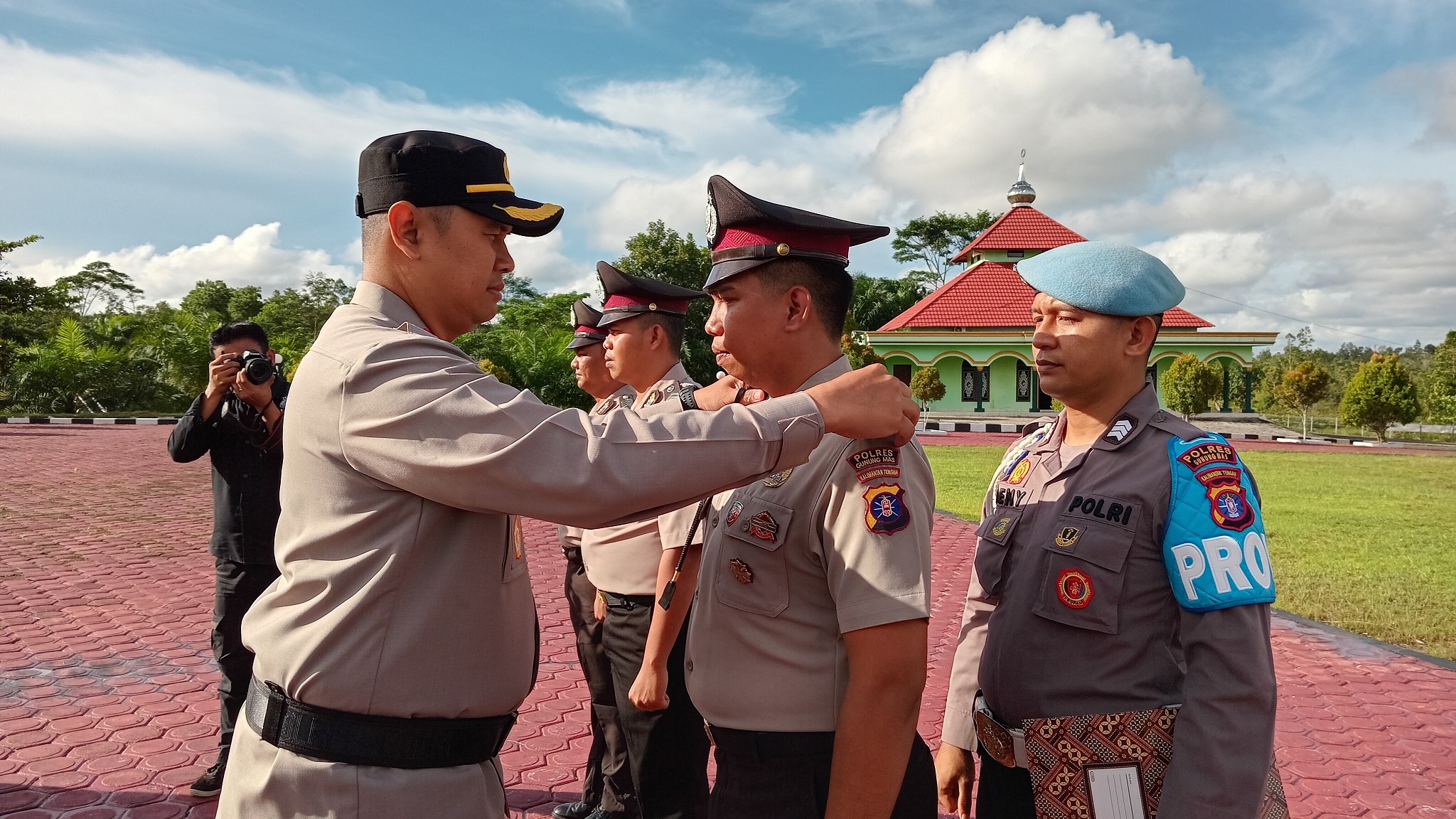 RESMI: Kapolres Gumas AKBP Theodorus Priyo Santosa saat menyematkan tanda pangkat, pada upacara kenaikan pangkat bintara polres, Senin (1/7) sore.