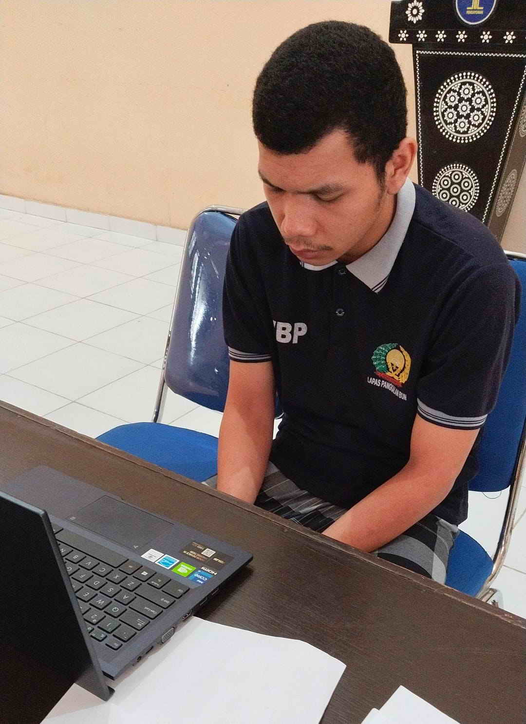 SIDANG: Aripuddin, terdakwa kasus pengancaman menjalani persidangan secara visual. ISTIMEWA/RADAR SAMPIT