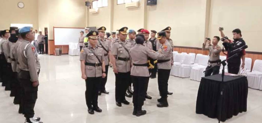 MUTASI JABATAN : Kapolres Kotim AKBP Sarpani memimpin upacara serah terima jabatan (Sertijab) di Aula Tunggal Panaluan Polres Kotim, Selasa (2/7) pagi. ISTIMEWA/RADAR SAMPIT