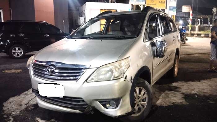 CELAKA : Mobil jenis Innova ringsek berat akibat menabrak median jalan Tjilik Riwut, Kecamatan Baamang, Sampit, Senin (1/7) malam. ISTIMEWA/RADAR SAMPIT